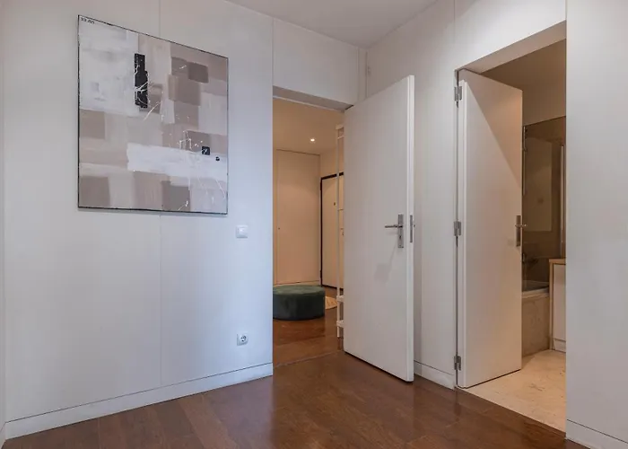 Classy 3bdr By Lovelystay *