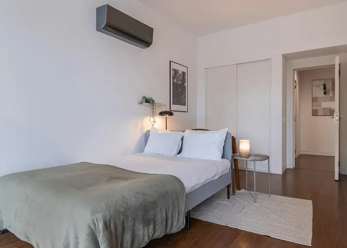 Classy 3bdr By Lovelystay *